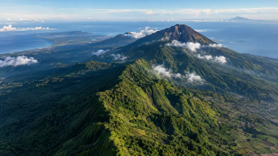 Jajaran pegunungan tengah Bali yang membagi orientasi wilayah Bali Utara dan Bali Selatan